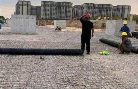 龙口土工格栅铺设前地基要怎么处理？